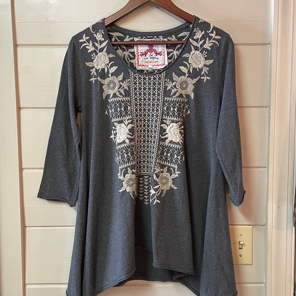 Johnny Was Women’s  Gray Cream Floral Embroidered Cotton
Tunic Blouse Size S.